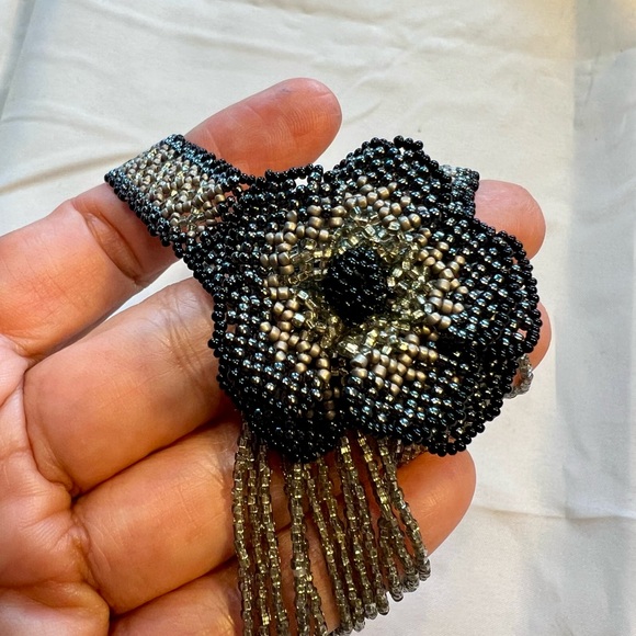 Vintage Victorian Style Necklace of double flower petals. Stunning beadwork. - Picture 9 of 13